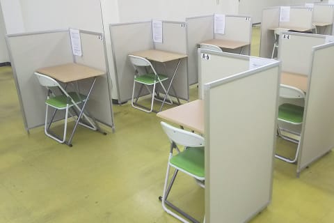 教室は広く明るい場所になります。