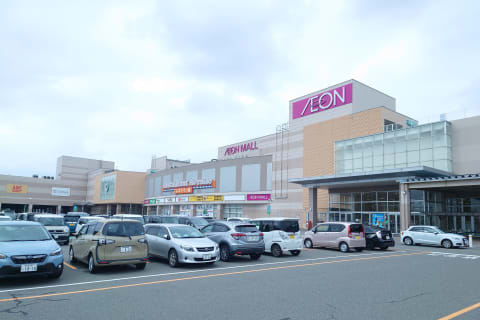 イオンモール新発田店です。 駐車場は平面駐車上及び屋上駐車場をあわせ1650台、 駐輪場は550台分を完備しております。 また、西新発田駅から徒歩1分なので電車でも通いやすいです。