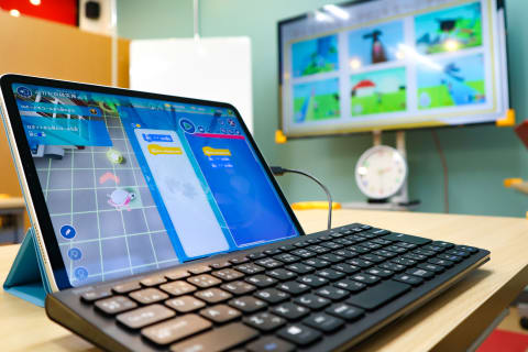 iPadで「Playgram」アプリを使用し、タイピングから本格的なプログラミングまで学べます
