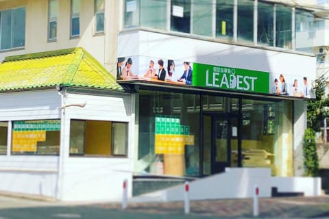 外観。ここ、小中高生の個別指導塾"LEADEST"で行われています！