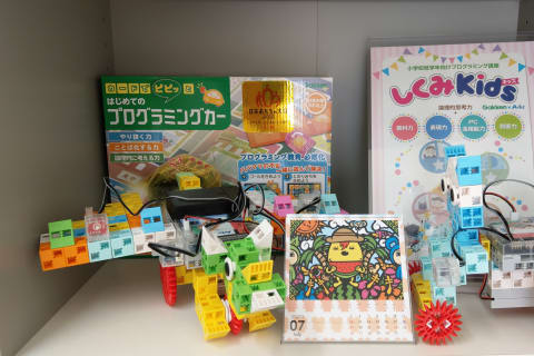 授業によっては単に学ぶだけではなく、自由な発想を加える時間も用意しています。