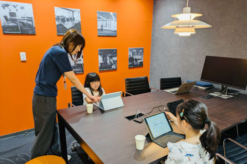 実際の授業の様子になります。ITオフィスの空間で学習することは良い刺激になると思います。