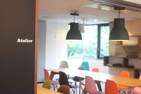 木材とデジタルが同居したマナビの空間です。