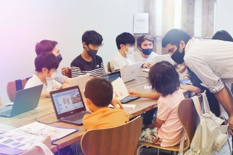 インターナショナルな環境で学べるプログラミング教室