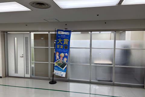 本町５号館２階北通りにある教室の外観となります。