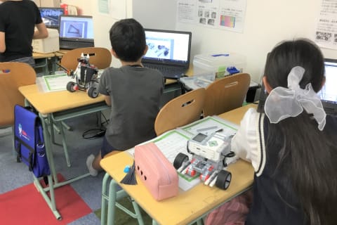 恵比寿校は元気よく和気あいあいとしながらも、お互いのロボットの良いところを取り入れたり切磋琢磨している生徒たちばかりです。