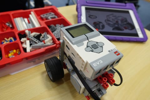 iPadを活用して組立&プログラミング！