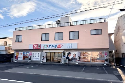 大通り沿いなので夜でも安心。駐車場と駐輪場もあります