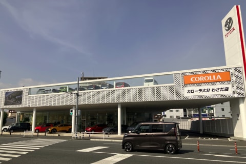 バス停「稙田農協前」から徒歩1分。ハンズマンさんやサンリブ稙田さんがある交差点です。