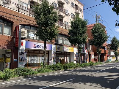 青葉台駅西口を出て、徒歩5分程で左手にスクールが見えてきます！