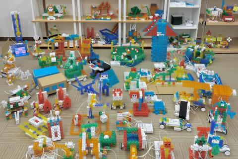 ワオラボ上本町校です。体験会は毎週土曜日と日曜日を中心に受付中です。展示用ロボットは季節限定の作品や子どもたちの力作も。おかげさまで開校10周年を迎えました。【2025年8月撮影】