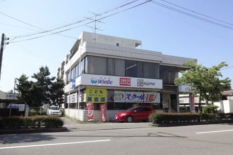 教室外観／ショッピングセンターすぐ近くで、好立地・明るい通りにあるので通学も安心・安全です。駐車場ございます。