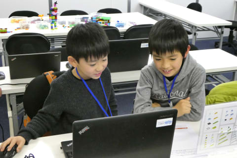 今日作ったゲームを自慢し合い