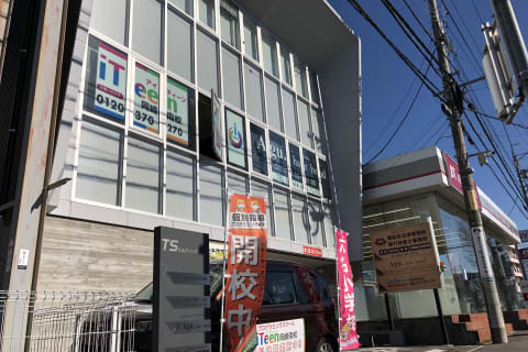 岡崎南校外観。看板が目印です。