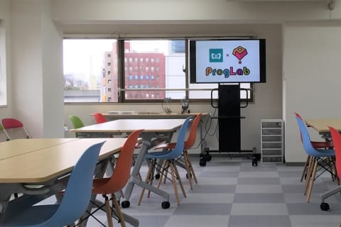 【プログラボ王子】東京メトロ南北線 王子駅 1番出入口から大通りをまっすぐ歩いて徒歩4分です。 JR京浜東北線も通っておりますので便利に、安全に通っていただけます。