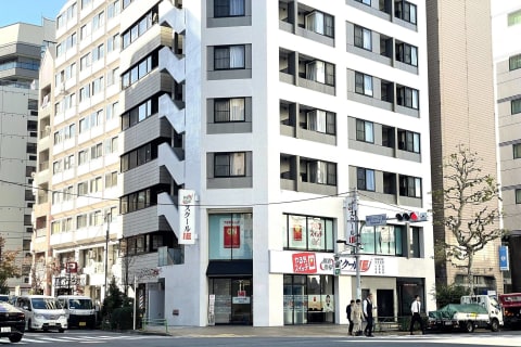 カフェ・ベローチェさんを通過し、「新川一丁目交差点」にスクールIE茅場町校がございます。