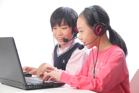 プログラミングを行う子ども