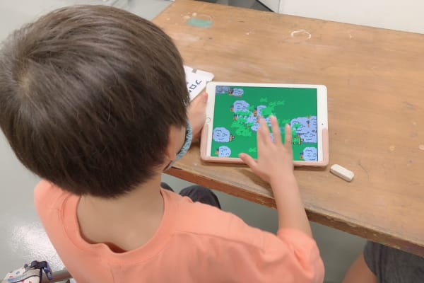 レベルごとの自由制作では好きな作品を自由につくれるので、楽しんでつくってくれています！