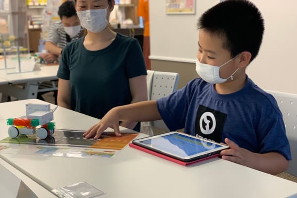 「車は走るかな？」動き出す前の期待と緊張の一瞬です。