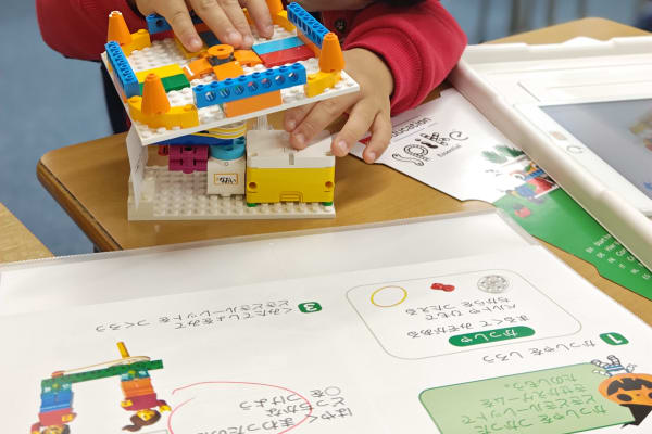 Kicksコースの授業の様子。平面の組立書を見ながら立体物を作ることで、空間認識能力を養います。