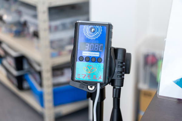 新型コロナウイルス感染症対策として一部教室ではAI検温ミマモルメを導入しています（撮影：2020年8月）