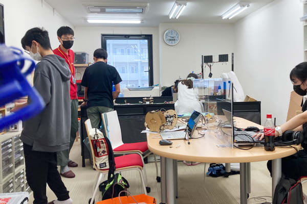 ROBOTICSで学ぶコースでは、一通りカリキュラムを修了すると各自が決めた課題に取り組むドクターコースへ進級。専門は、競技・課題解決・映像など多岐にわたります。【2023年8月撮影】