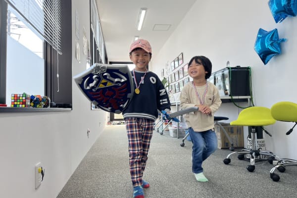 小さなご兄弟、授業中もきちんとお兄ちゃんを待てました。えらい！