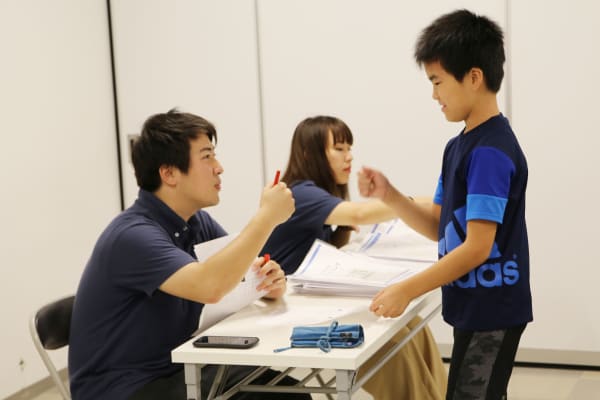 わからないところは、個別にヒントを伝えて自力で解けるサポートをします。自分でわかった”という感覚を踏ませていきます。(2019年9月撮影)