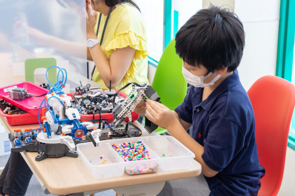 様々なプログラミング教材で、自由な発想のものづくりを実現します（撮影：2020年8月）