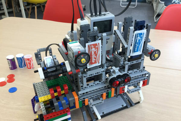 生徒による自由制作（自動販売機）