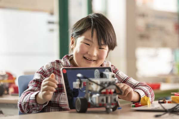 自分の作品で遊んだり見てくれる人のことも考えます（撮影：2021年1月）