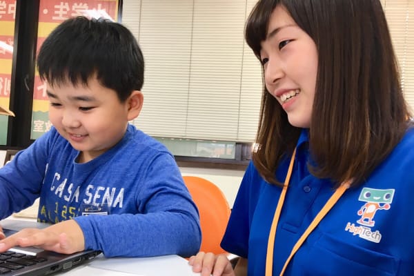 レッスンは少人数制で先生と楽しくお話ししながらレッスンを進めます。