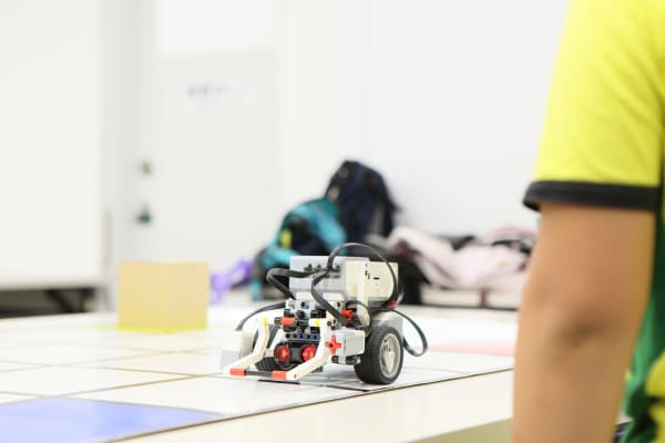 フィールド内を動かしながらロボットの動きを試行錯誤します。