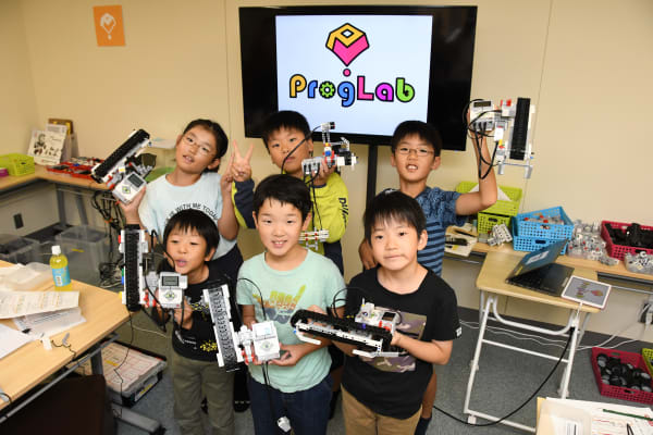 お子様の個性を大切に伸ばすため、授業では一人1台のロボットを使って基礎を身に付けます（撮影：2019年10月）