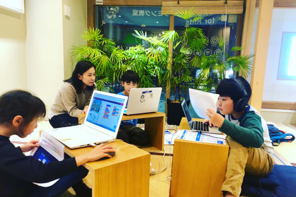 普段の授業の様子です！真剣にみんなでプログラミングに取り組んでいます