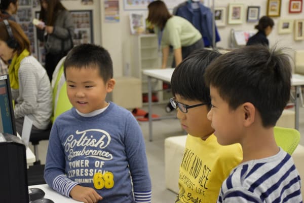 グループで、お互いに意見を出し合い切磋琢磨の授業