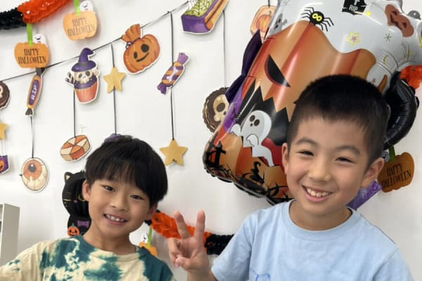 ハロウィン仕様、お友だちと仲よく通ってくださっています。二人で授業を受けると、楽しさ10倍！笑