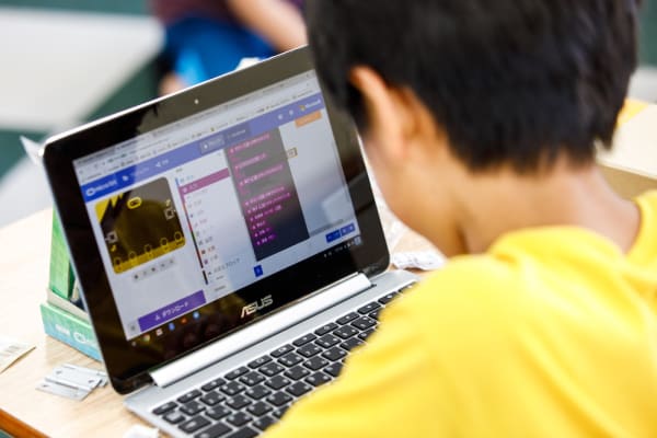 作品の完成へ真剣に取り組みます