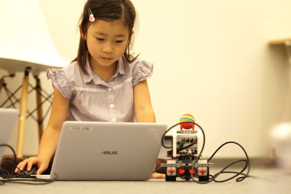 対象は年長～中学生、入会金・教材費は不要で、ロボットは一人1台（撮影：2020年7月）