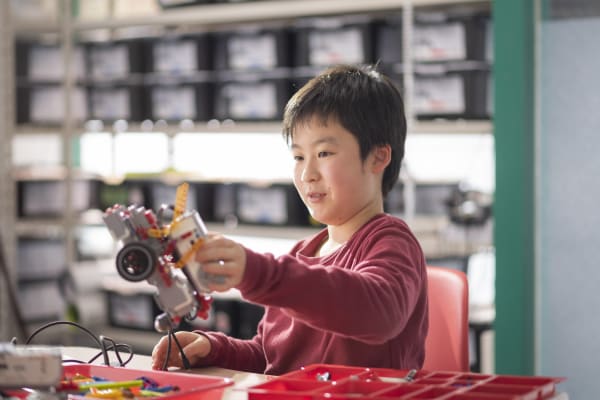 専門教室ならではの年齢に合わせたカリキュラムで、ステップアップしながらオープンエンドに学び続けることができます（撮影：2021年1月）