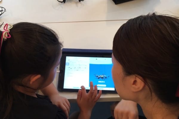 お母さんと一緒にプログラミングも可能
