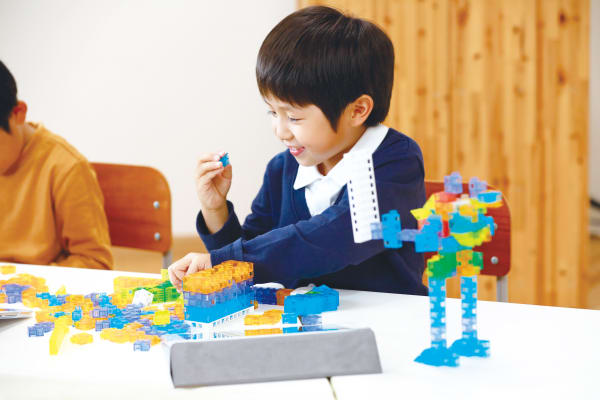 楽しいカラフルな専用教材KOOV®で楽しく作品を作ります