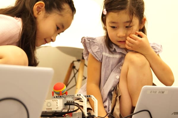 低学年の女の子も楽しめるロボットプログラミング（撮影：2020年7月）