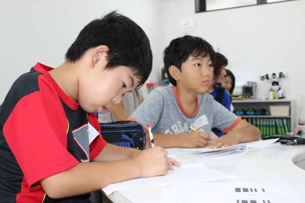 夏休み特別企画　サマーキャンプ 先生の授業を聞く生徒