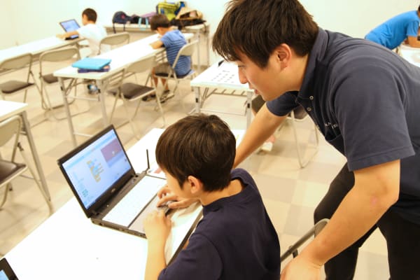 生徒が自由制作で困っている時は一緒になってアイデアを考えます。(2019年7月撮影)