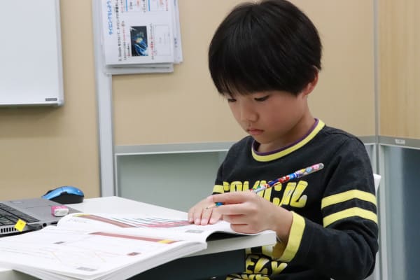 テキストとにらめっこしながら問題を解いていこう！