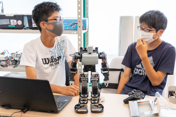 クラス内での共同制作を通じてコミュニケーション能力を鍛えます（撮影：2020年8月）