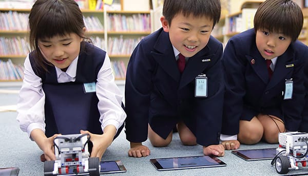 【放課後課外授業・出張授業】オリジナルカリキュラムを用い、学校様のニーズや実施時間、対象学年によって様々なパターンでの対応が可能です。講師派遣とロボット、PC等の機材はプログラボでご用意します。