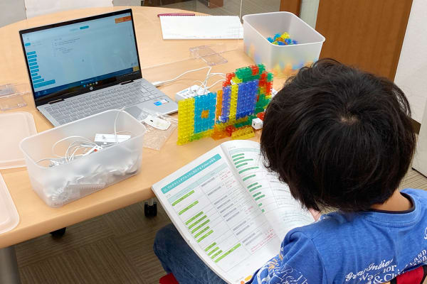 KOOVマスターコースでは、Webサイトや人工知能(AI)の開発分野で主に利用され、大学入学共通テストの「情報Ⅰ」プログラミング言語との親和性も高い、Pythonを使用。【2023年6月撮影】