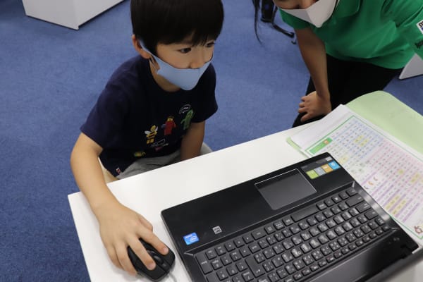 【ステージパソコン】分からないところは、答えを教えるのではなく、一緒に考えます